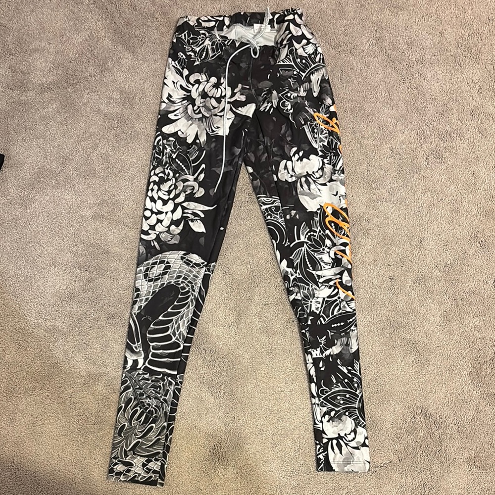 Black and White Abstract Pattern Leggings